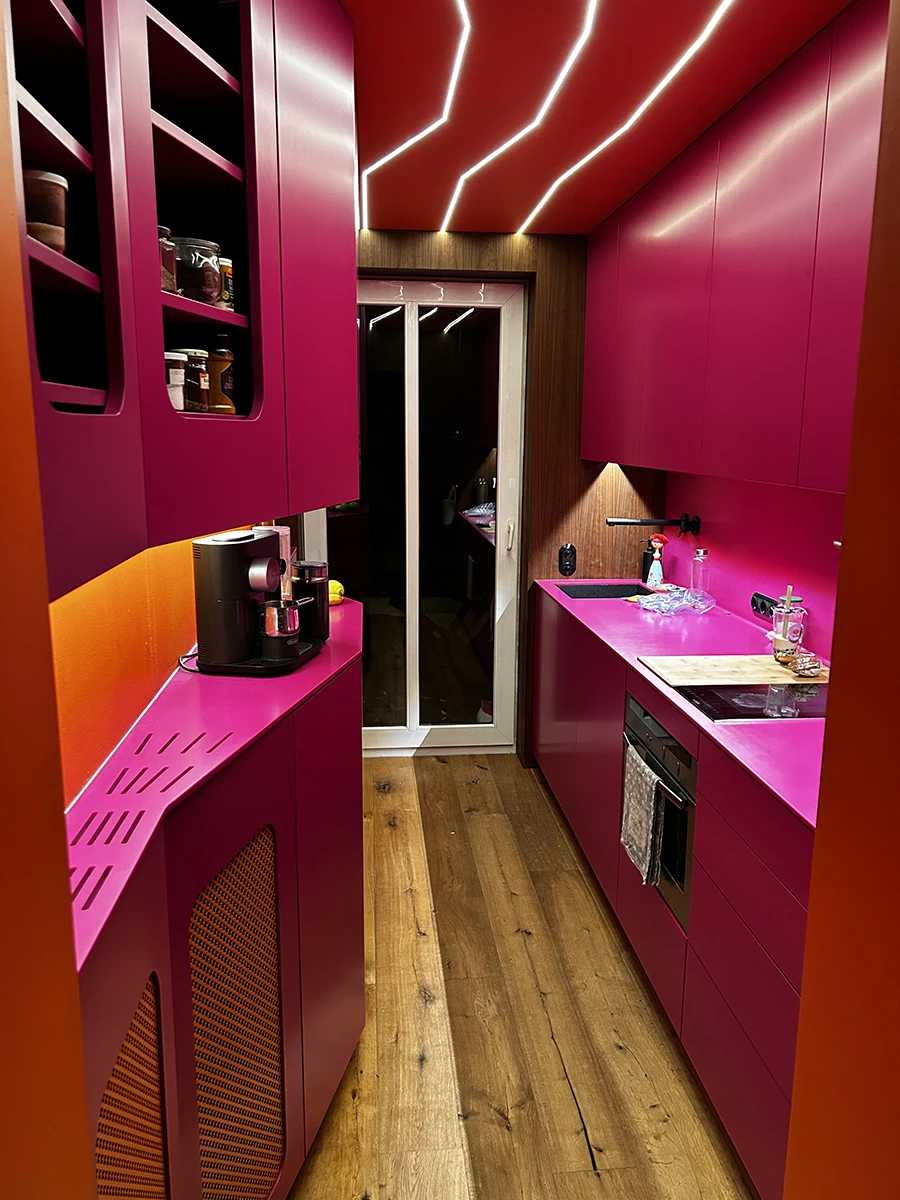 brainbreak Küche Pink-Orange Lack und Himacs